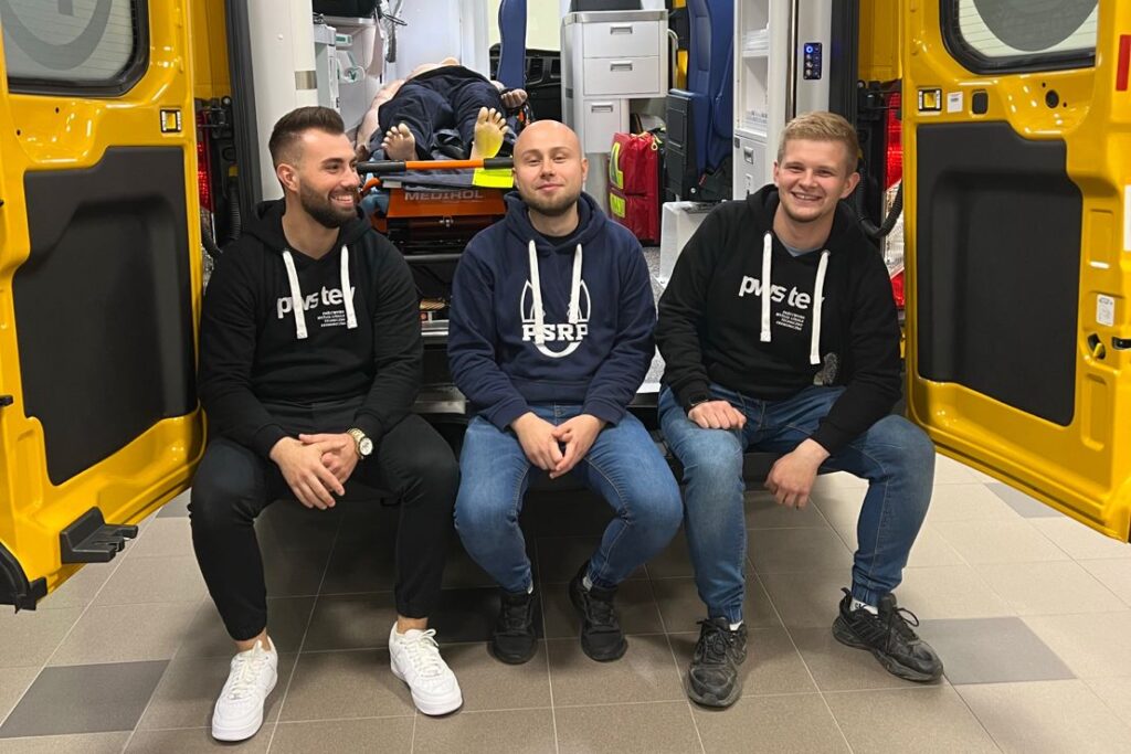 trzech członków wspierających samorząd studencki PWSTE w Jarosławiu